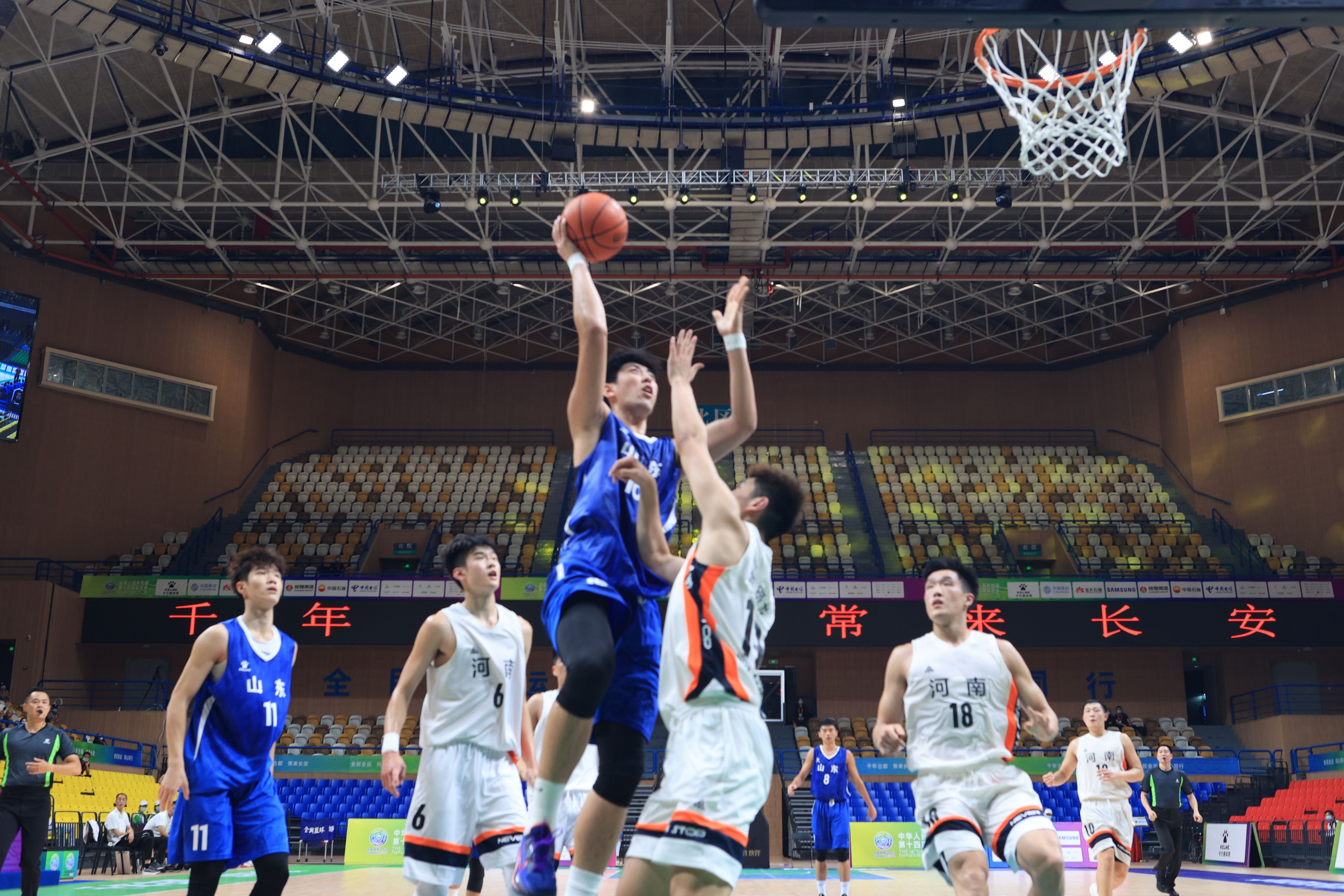 上萬球迷的 上萬球迷的